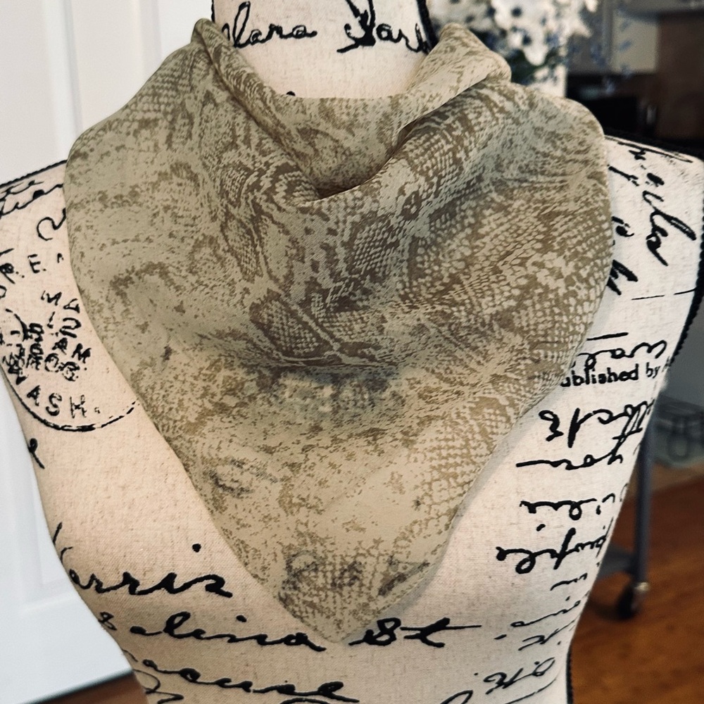 Kasper Women’s Python Scarf - Picture 4 of 6